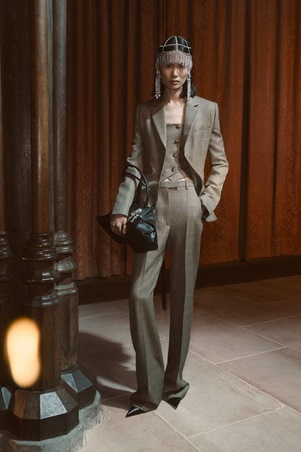 اكتشفي مجموعة ألكسندر مكوين ريزورت 2026 الأنيقة بلا مبالغة